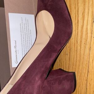 These are 90% brand New burgundy suede toe heels